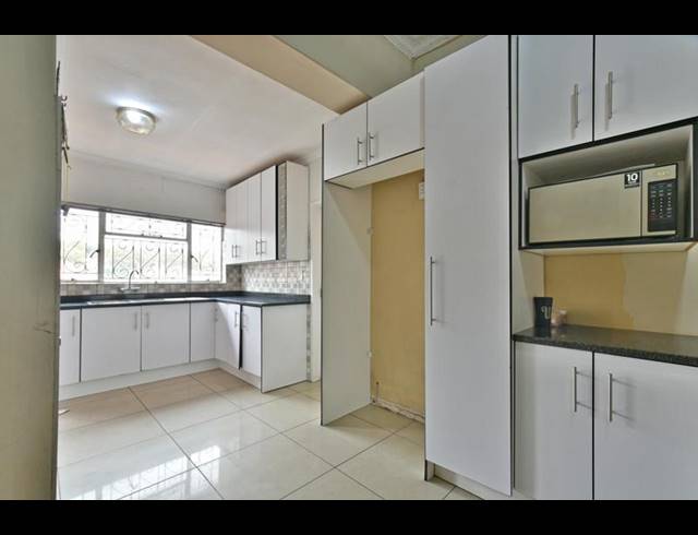 4 BEDROOM HOUSE FOR SALE IN BEZUIDENHOUT VALLEY